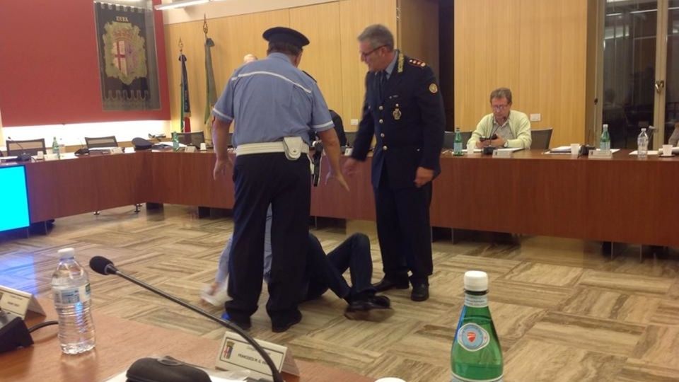 Erba, arrivano i profughi La Lega “occupa” il municipio Erba, arrivano i profughi La Lega “occupa” il municipio
