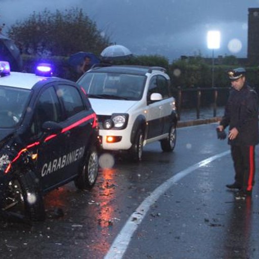 Con La Panda Contro I Carabinieri Tre Feriti Cronaca