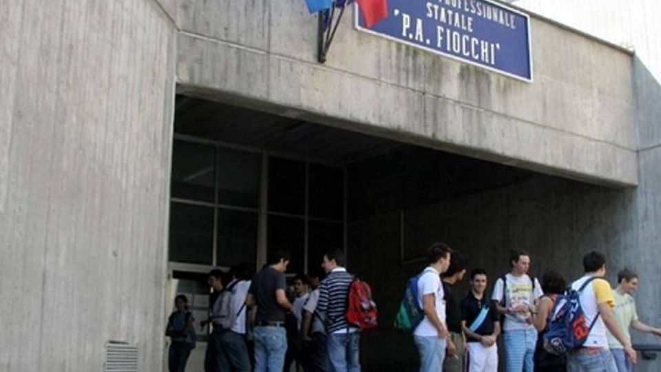 Studentessa spintonata e presa a calci Il preside del Fiocchi: «Voglio la verità» Studentessa spintonata e presa a calci Il preside del Fiocchi: «Voglio la verità»