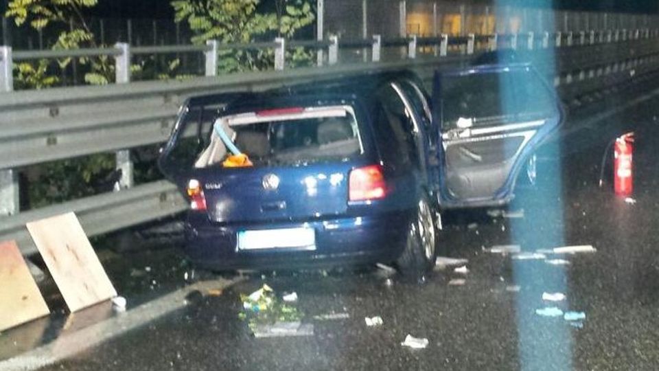 Sbanda e finisce contro il guardrail Gravissimo automobilista di Dervio Sbanda e finisce contro il guardrail Gravissimo automobilista di Dervio