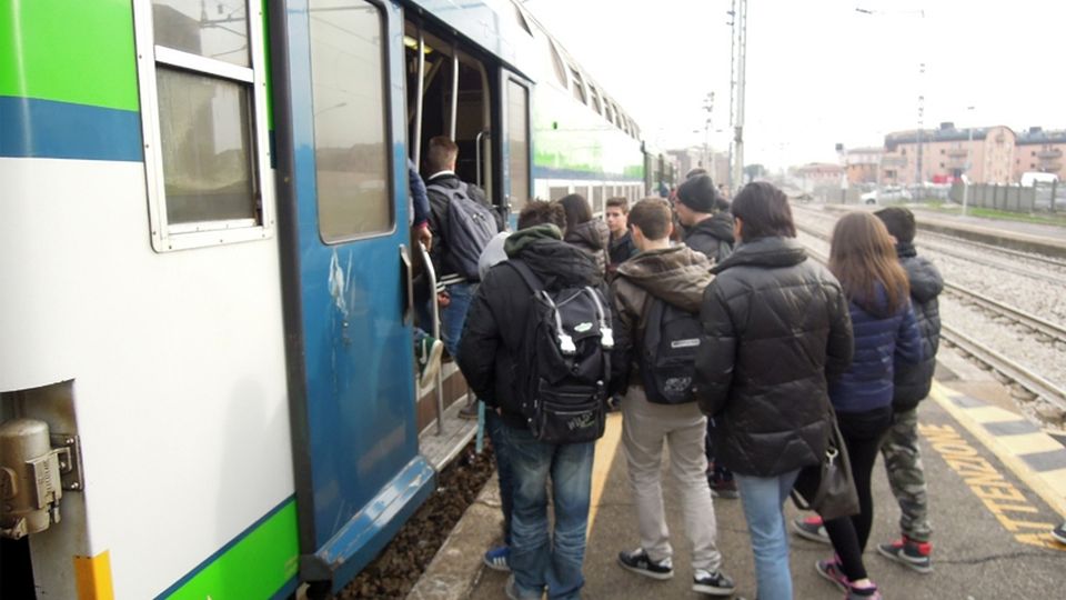 Erba, problemi agli scambi In ritardo il treno per Milano Erba, problemi agli scambi In ritardo il treno per Milano