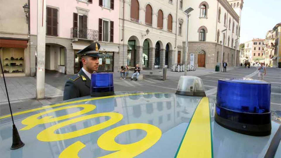 IL CONSIGLIERE PALERMO ARRESTATO A SCUOLA IL CONSIGLIERE PALERMO ARRESTATO A SCUOLA