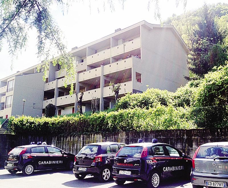 I carabinieri alle case Aler di Olginate per le indagini sulla rapina I carabinieri alle case Aler di Olginate per le indagini sulla rapina