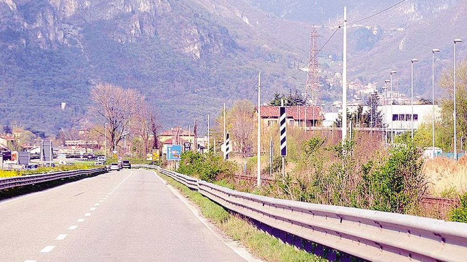 Via i cartelloni selvaggi Ora si vede il Resegone Via i cartelloni selvaggi Ora si vede il Resegone