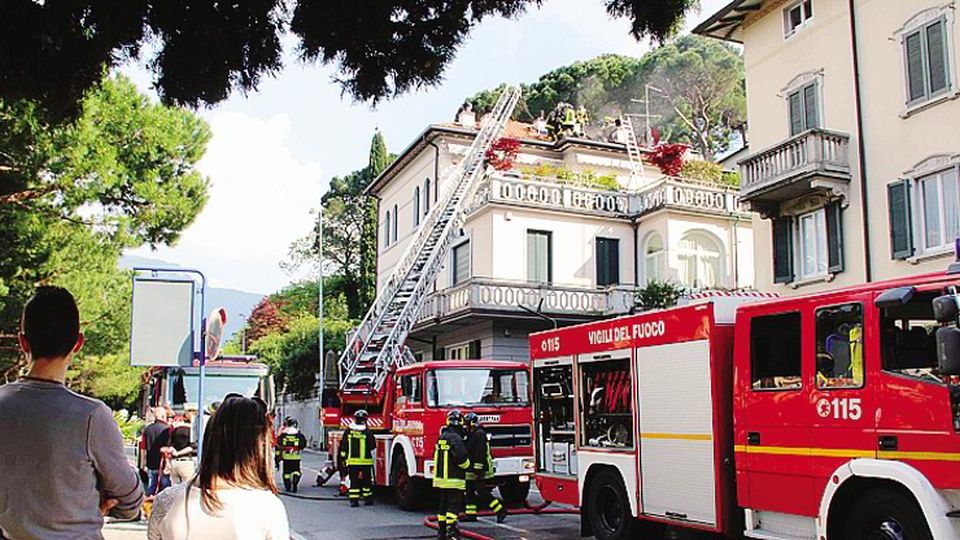 Allarme incendio a Malgrate Interrotta la Lecco-Bellagio Allarme incendio a Malgrate Interrotta la Lecco-Bellagio