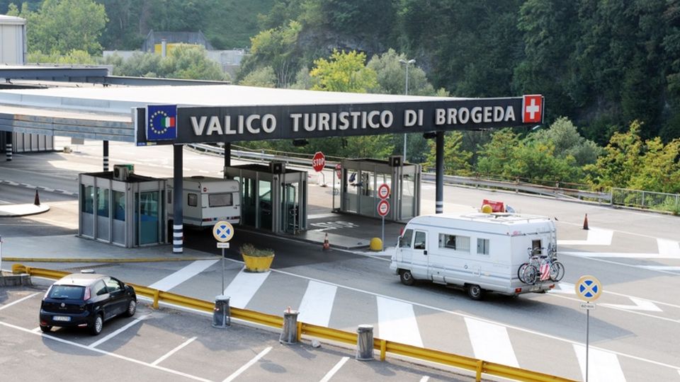 In dogana con i soldi nel seggiolino per i bimbi In dogana con i soldi nel seggiolino per i bimbi