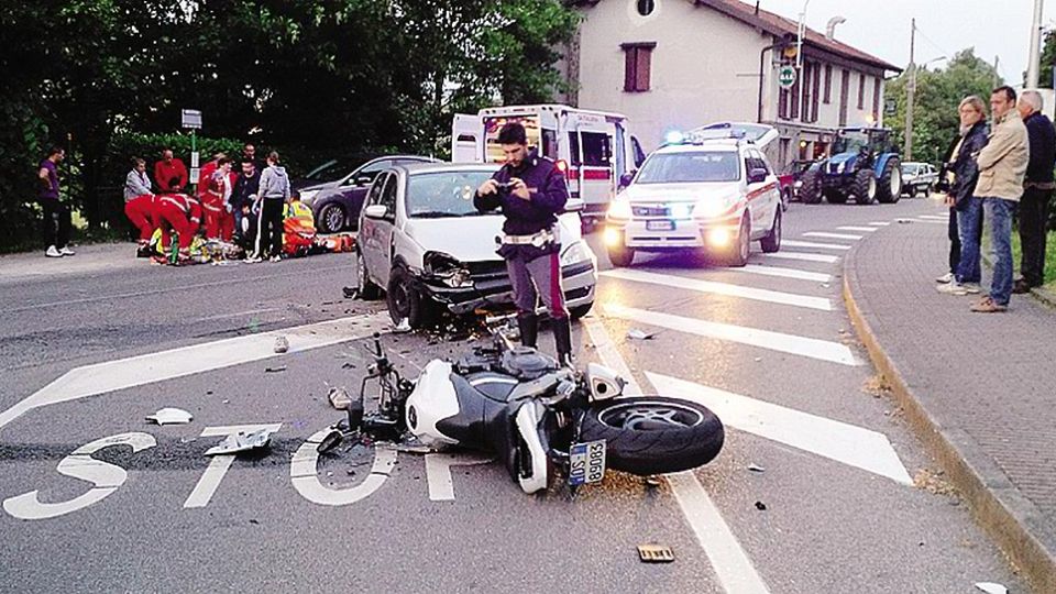 Scontro con un’auto a Imbersago Morto il giovane motociclista Scontro con un’auto a Imbersago Morto il giovane motociclista