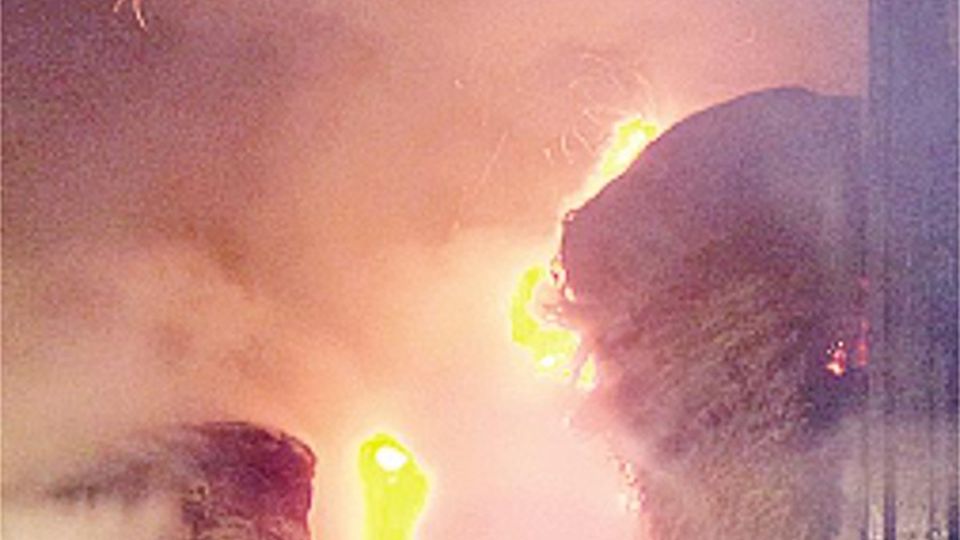 Due baite distrutte dal fuoco Scatta la caccia al piromane Due baite distrutte dal fuoco Scatta la caccia al piromane