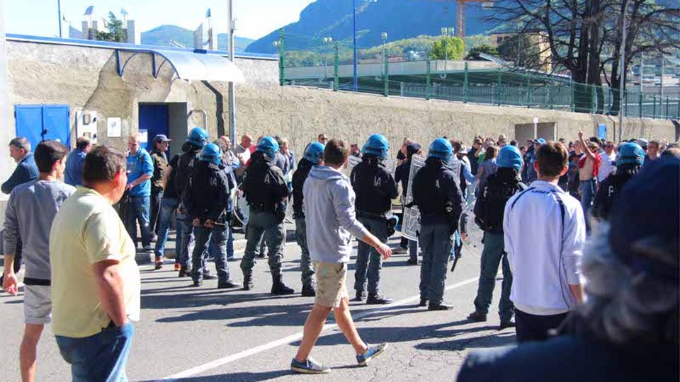 Lecco, un epilogo amaro Contestazione dei tifosi Lecco, un epilogo amaro Contestazione dei tifosi