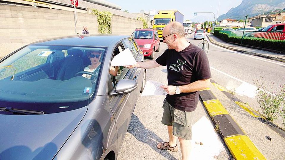 Calolziocorte, protesta «Lavoro e dignità» Calolziocorte, protesta «Lavoro e dignità»