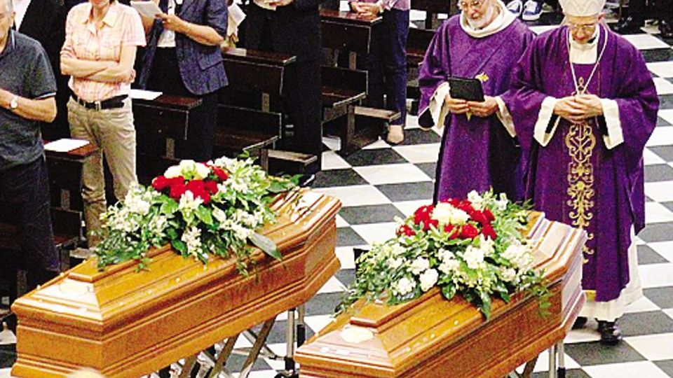 Lecco, mille in basilica per l’addio a Franco e Adele Lecco, mille in basilica per l’addio a Franco e Adele