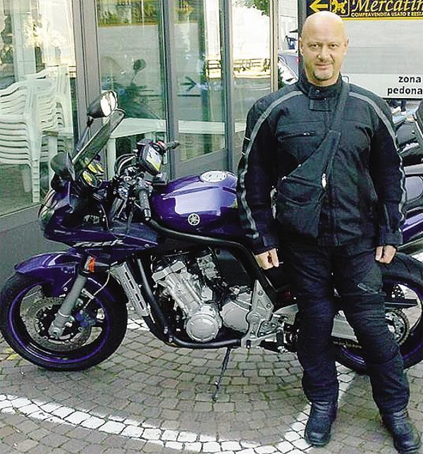 Giovanni Gatta davanti alla propria moto: aveva 46 anni <span xml:space=