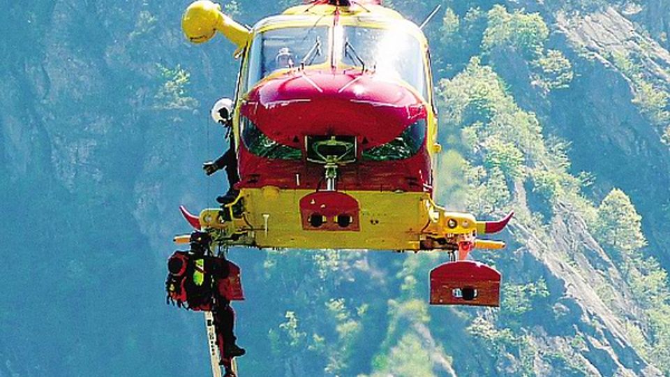 Che spavento: intrappolati tra le rocce con la canoa Che spavento: intrappolati tra le rocce con la canoa