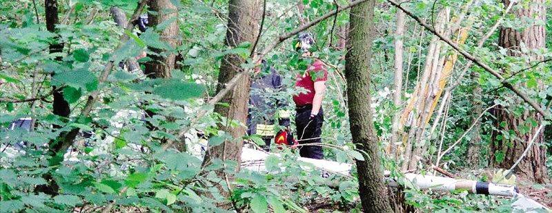 I resti dellì'aliante di mario beretta nel bosco vicino alla pista di Verzago<span xml:space=