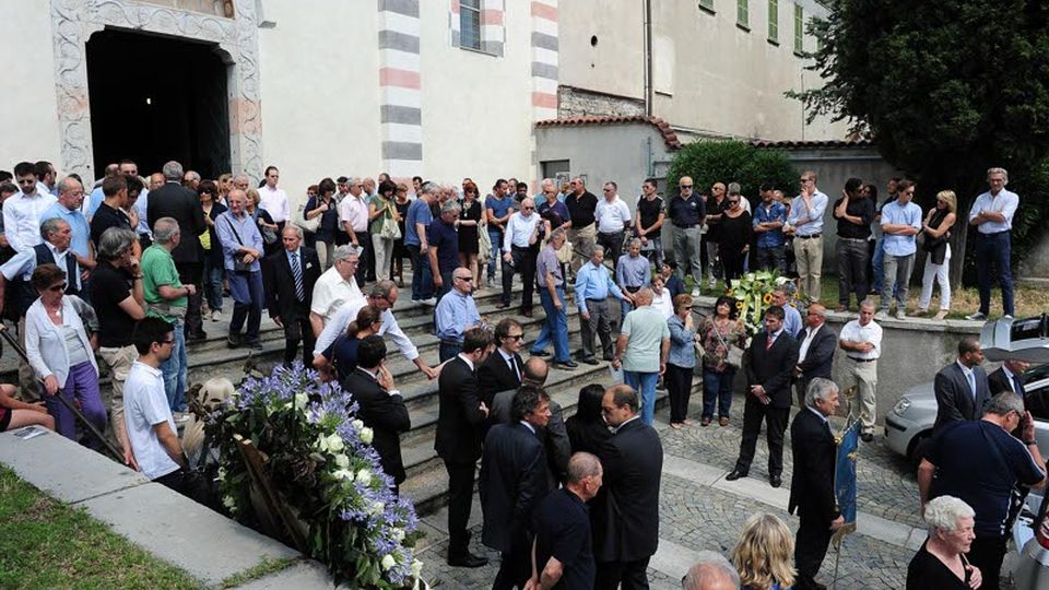 Commosso addio a “Pepe” In tantissimi ai funerali Commosso addio a “Pepe” In tantissimi ai funerali