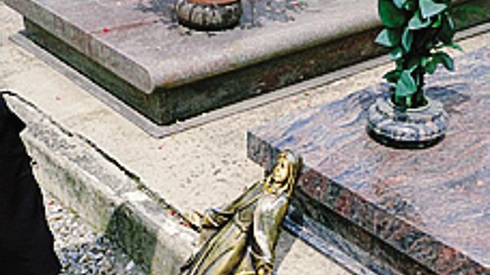 Ladri senza pietà depredate 30 tombe Ladri senza pietà depredate 30 tombe