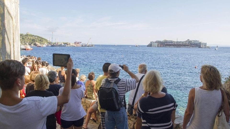 La Concordia verso Genova L’urlo di gioia al Giglio La Concordia verso Genova L’urlo di gioia al Giglio