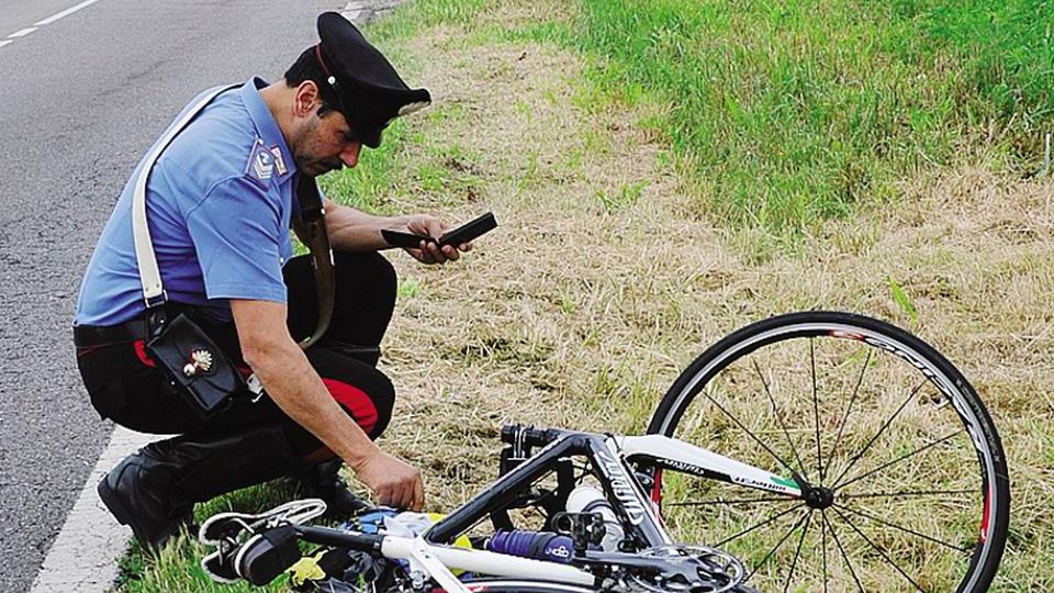 Investì un ciclista di Rovello Trovato il pirata della strada Investì un ciclista di Rovello Trovato il pirata della strada