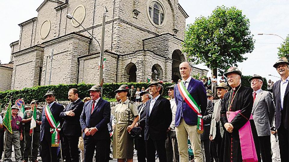 Carenno si riempie di alpini Festa per gli 80 anni del gruppo Carenno si riempie di alpini Festa per gli 80 anni del gruppo