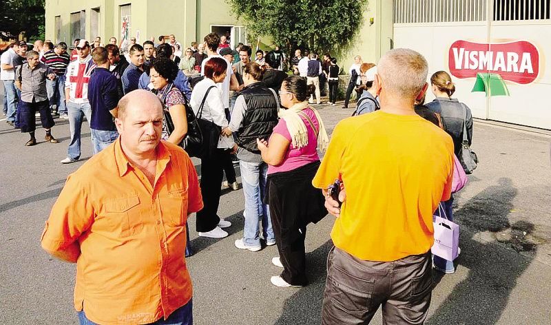 Un presidio dei lavoratori della Vismara, dove la trattativa non è ancora chiusa Un presidio dei lavoratori della Vismara, dove la trattativa non è ancora chiusa