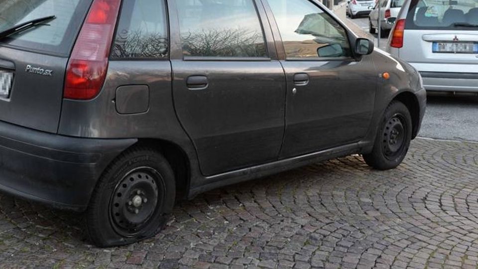 Gomme tagliate a sei auto Sveglia con brutta sorpresa Gomme tagliate a sei auto Sveglia con brutta sorpresa