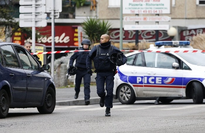 Sparatoria a sud Parigi,morta poliziotta