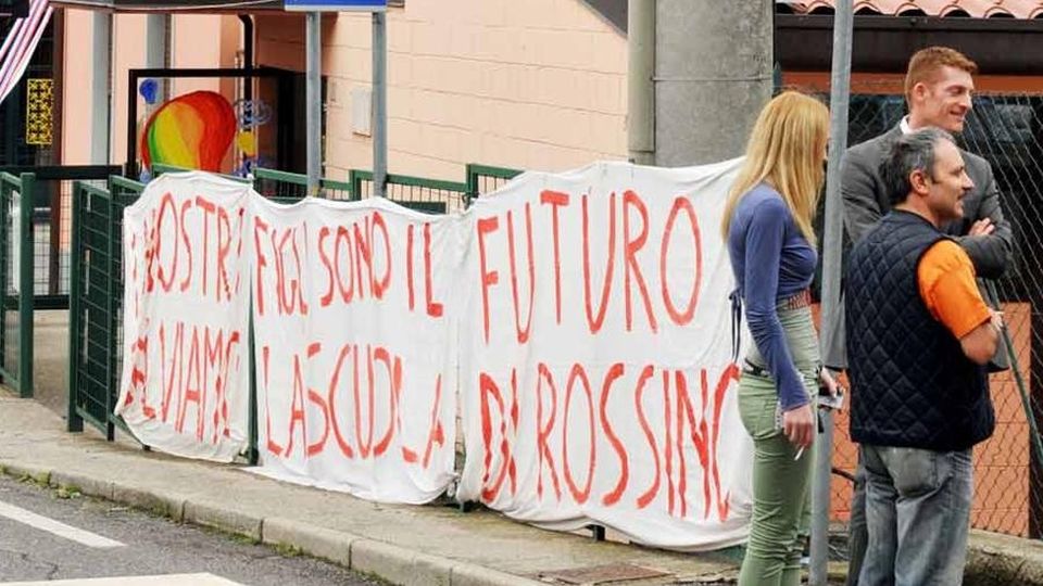 Rossino, scuola elementare da salvare Scendono in campo anche i bambini Rossino, scuola elementare da salvare Scendono in campo anche i bambini