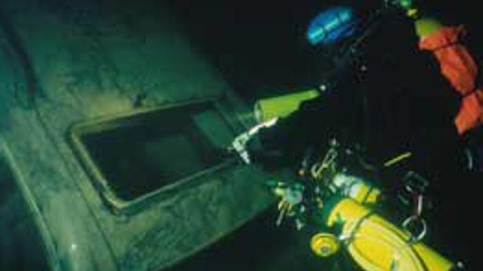 In fondo al lago un cimitero di auto In fondo al lago un cimitero di auto