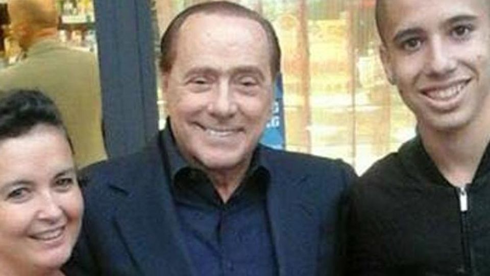 Berlusconi arriva a Rogoredo Un caffè, due foto e tante voci Berlusconi arriva a Rogoredo Un caffè, due foto e tante voci