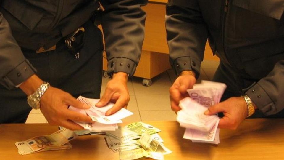 Fermata sulla Porsche con 150 mila euro in contanti Fermata sulla Porsche con 150 mila euro in contanti