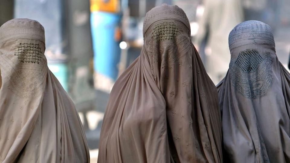 Ticino, burqa vietato per legge. Multe fino a 10.000 franchi. Il magnate algerino: «Le pago tutte io» Ticino, burqa vietato per legge. Multe fino a 10.000 franchi. Il magnate algerino: «Le pago tutte io»