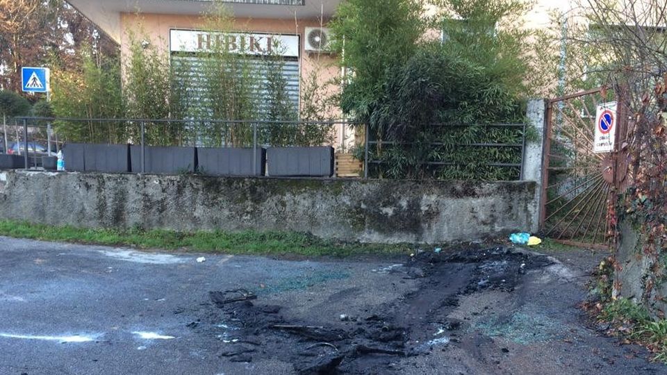 Brucia l’auto di un ristoratore Fiamme dolose, una minaccia Brucia l’auto di un ristoratore Fiamme dolose, una minaccia