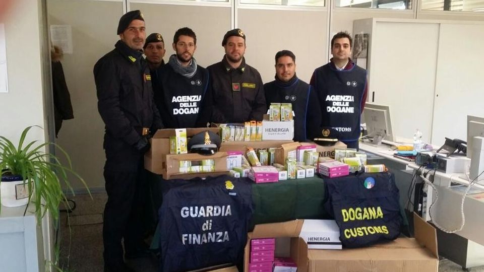 Maxi sequestro di lampadine cinesi Maxi sequestro di lampadine cinesi