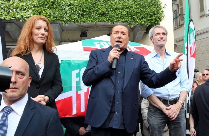 Berlusconi sul palco in piazza a Lecco con Michela Vittoria Brambilla e Alberto Negrini Berlusconi sul palco in piazza a Lecco con Michela Vittoria Brambilla e Alberto Negrini