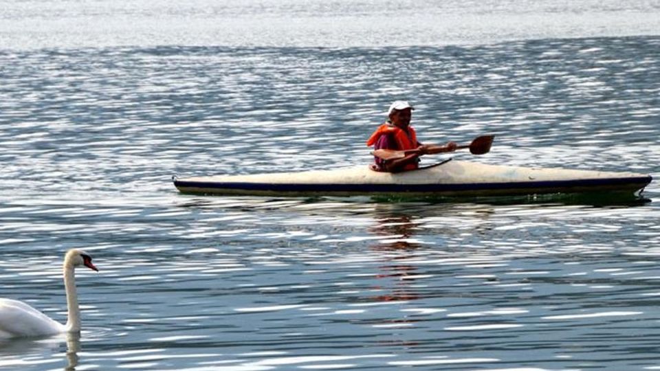 Pusiano, grandinata sul lago Salvati dieci canoisti Pusiano, grandinata sul lago Salvati dieci canoisti