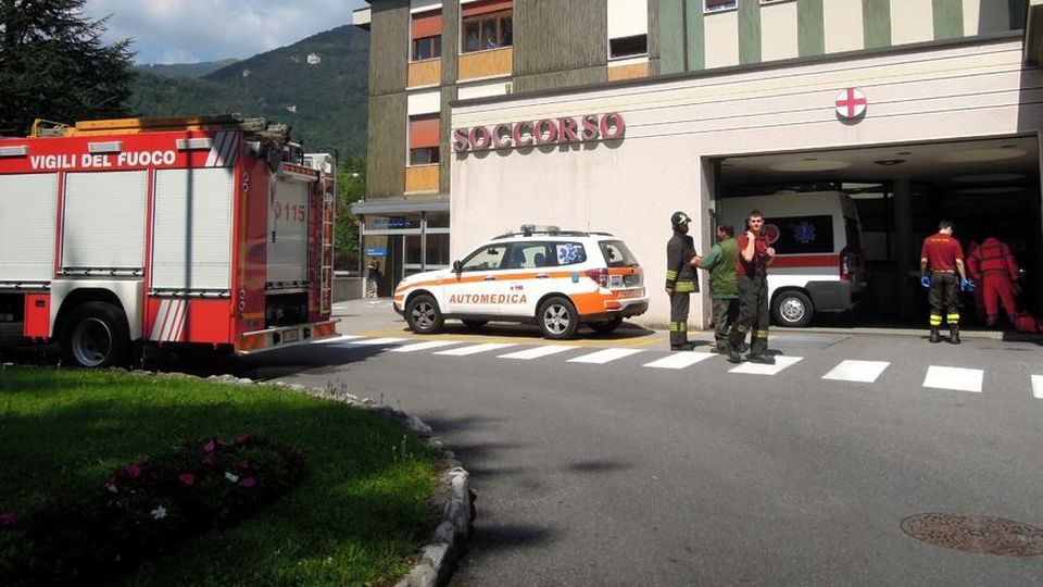 Con la mano sotto una lama Anziano finisce in ospedale Con la mano sotto una lama Anziano finisce in ospedale