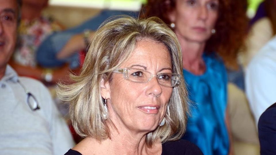 Bandiere a mezz’asta davanti alle scuole Valmadrera così condanna l’Isis Bandiere a mezz’asta davanti alle scuole Valmadrera così condanna l’Isis
