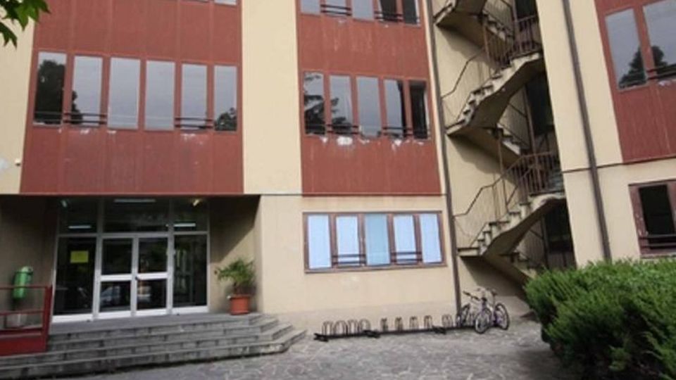 Le aule non bastano Invece dei docenti si spostano i ragazzi Le aule non bastano Invece dei docenti si spostano i ragazzi