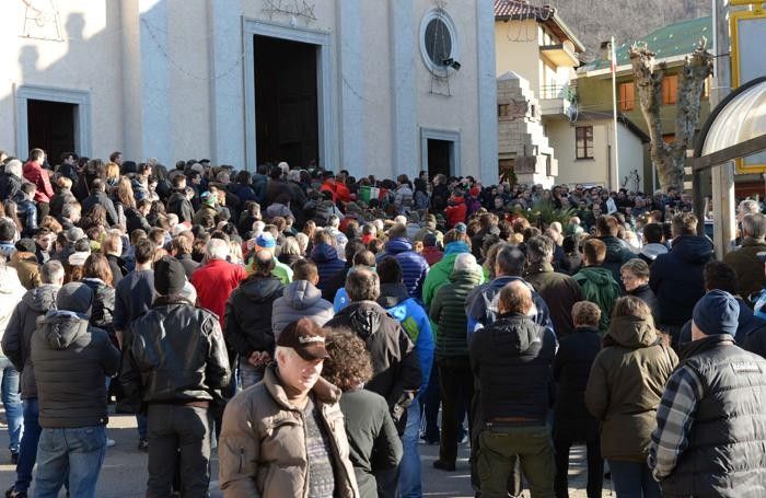 Introbio: la folla sul sagrato ai funerale di Andrea Rupani Introbio: la folla sul sagrato ai funerale di Andrea Rupani