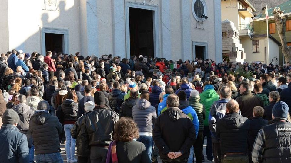 Folla per l’addio a Rupani gestore del rifugio Lecco Folla per l’addio a Rupani gestore del rifugio Lecco
