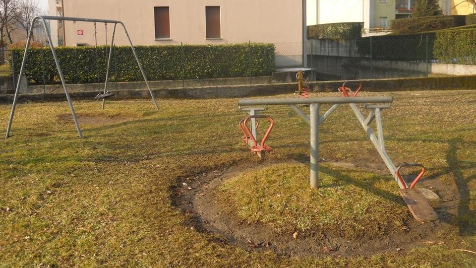 Via Bachelet, verde ostaggio dei vandali I residenti chiedono un giro di vite Via Bachelet, verde ostaggio dei vandali I residenti chiedono un giro di vite