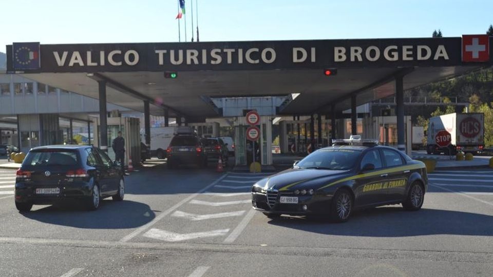 Dogana, fermato russo in Jaguar Aveva 175.000 euro in contanti Dogana, fermato russo in Jaguar Aveva 175.000 euro in contanti