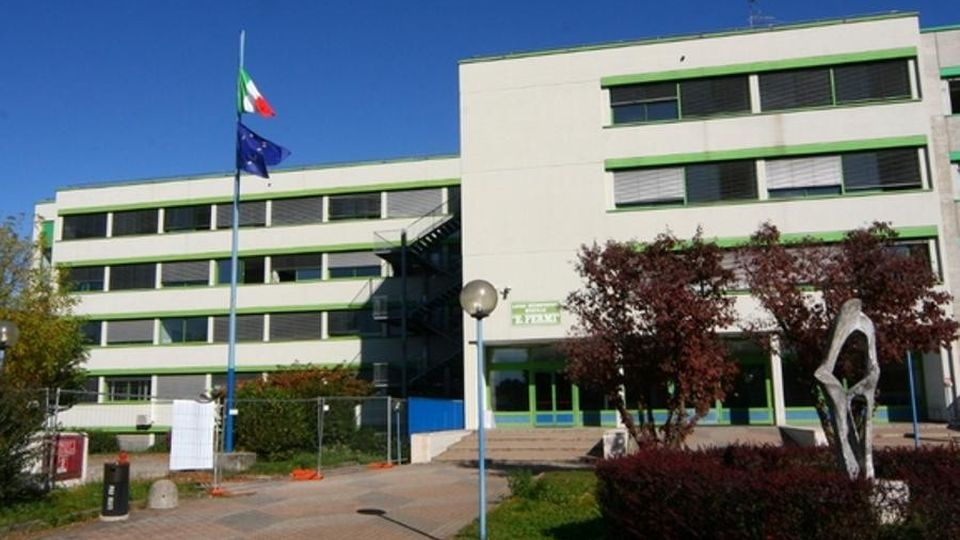 Divieto di smartphone al “Fermi” di Cantù Vietato chiamare a casa Divieto di smartphone al “Fermi” di Cantù Vietato chiamare a casa