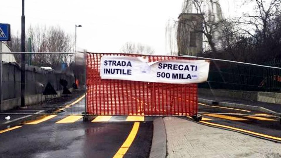 La tangenzialina delle beffe resta chiusa Si scatena l’ironia e l’opposizione attacca La tangenzialina delle beffe resta chiusa Si scatena l’ironia e l’opposizione attacca