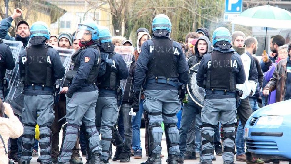 Pescarenico, slogan e polizia ma nessun incidente Pescarenico, slogan e polizia ma nessun incidente
