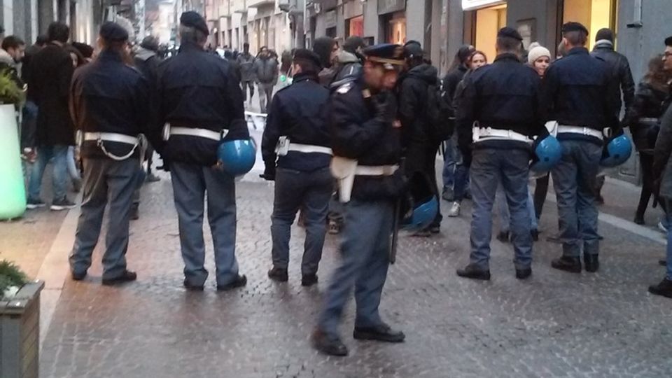 Tensione in centro a Lecco Antagonisti contro Forza Nuova Tensione in centro a Lecco Antagonisti contro Forza Nuova