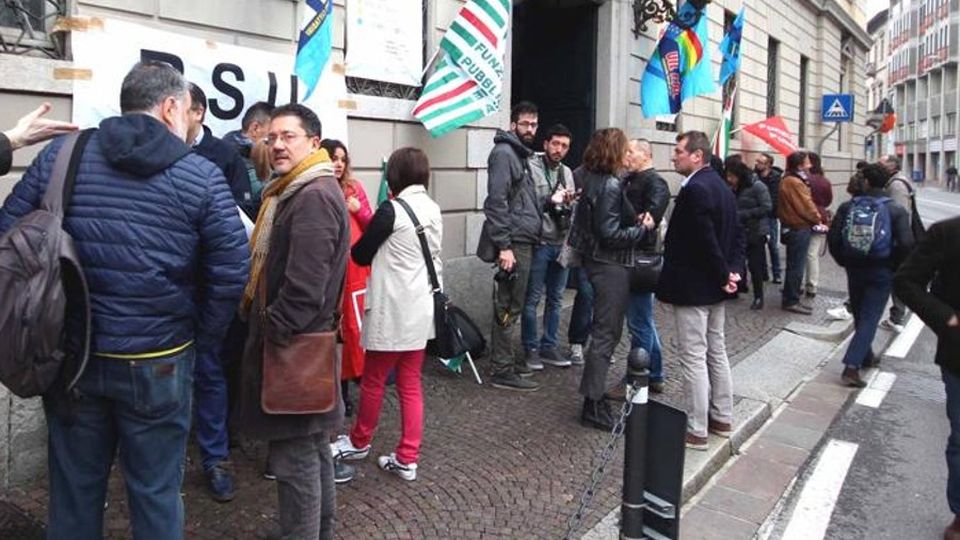 Presidio in Comune contro la “riforma” «Manca il confronto con i dipendenti» Presidio in Comune contro la “riforma” «Manca il confronto con i dipendenti»
