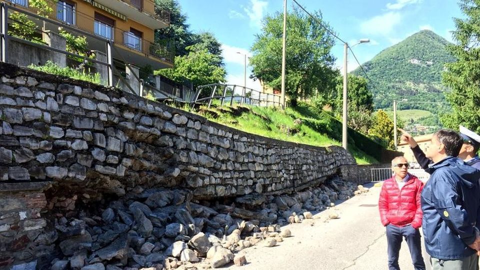 Ponte Lambro, crollo vicino alla scuola Strada chiusa, riapertura forse oggi Ponte Lambro, crollo vicino alla scuola Strada chiusa, riapertura forse oggi