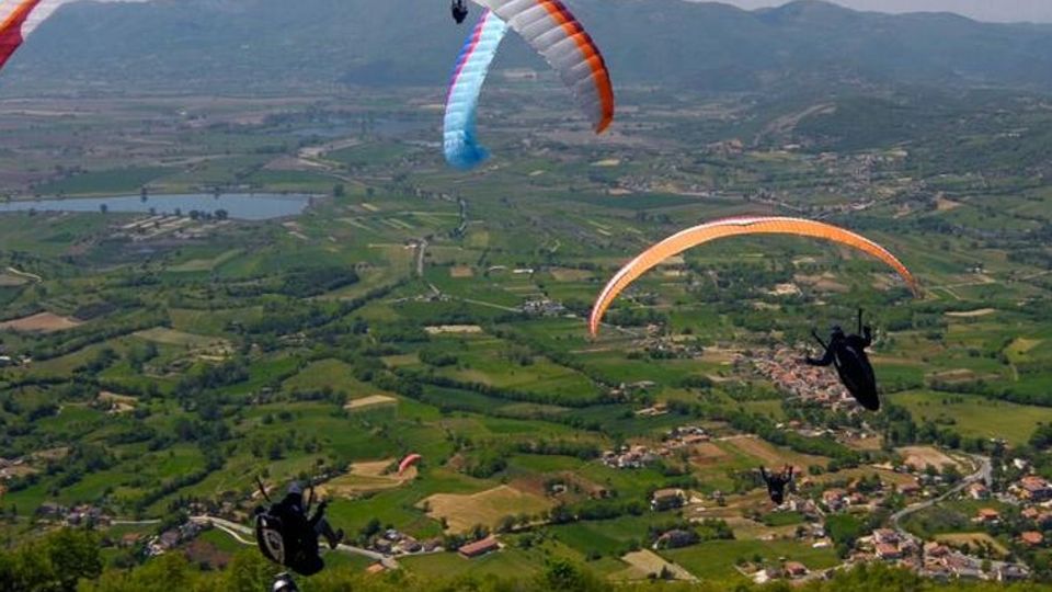 Lecchese il parapendio “rosa” Tricolore alla Buzzi Ferraris Lecchese il parapendio “rosa” Tricolore alla Buzzi Ferraris