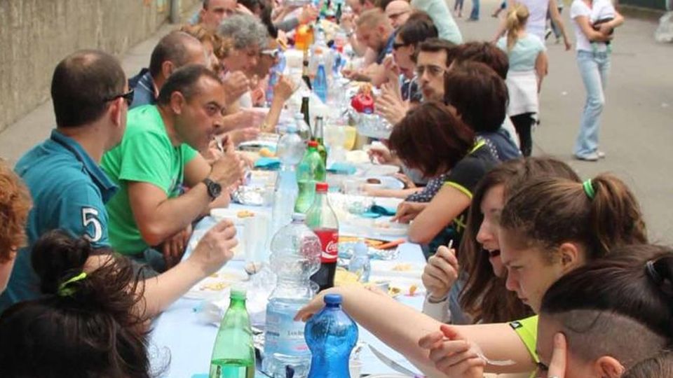Chiuso è soffocato Una lunga tavolata per dire “basta” Chiuso è soffocato Una lunga tavolata per dire “basta”